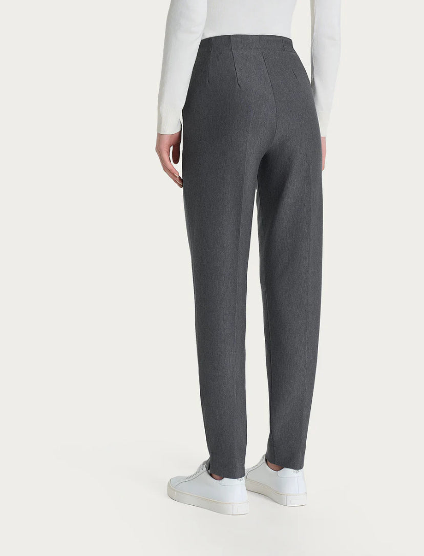 Pantalone a carota con tasche in tessuto Compact